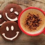 笑顔のクッキーとコーヒー