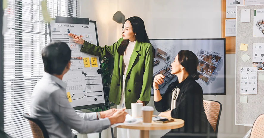 プレゼンテーションをする女性