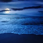 月と海上