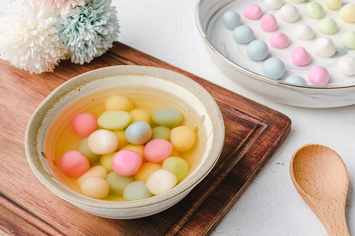 カラフルな団子スープ