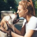 犬とキスする女性