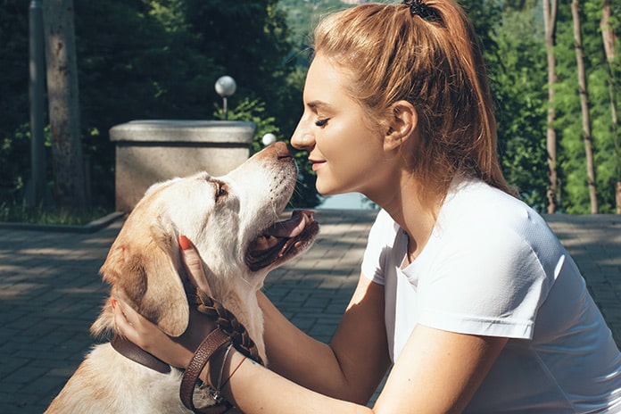 犬とキスする女性