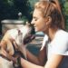 犬とキスする女性